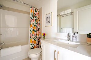 Sèche-cheveux, serviettes fournies, savon, papier toilette