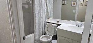 Handtücher, Seife, Toilettenpapier