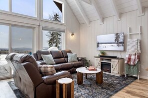 Smart TV, chimenea, futbolito y oficina 