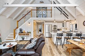 Interior - Hot Tub | Game Room | Mountain Views | Sleeps 10 (Dallas Plantation)