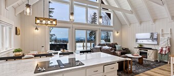 Luxury x Nature: Mountain View, Hot Tub, Game Room
