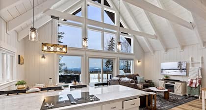 Luxury x Nature: Mountain View, Hot Tub, Game Room