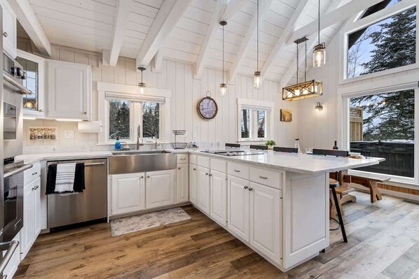 Een koelkast, een microgolfoven, een oven, een kookplaat