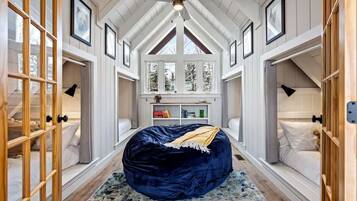 3 Schlafzimmer, Schreibtisch, Bügeleisen/Bügelbrett, Reisekinderbett