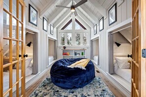 3 slaapkamers, een bureau, een strijkplank/strijkijzer, reisbedje