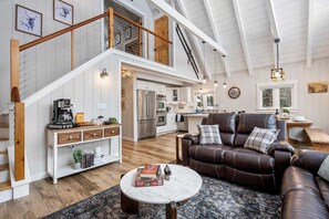 Smart TV, chimenea, futbolito y oficina 