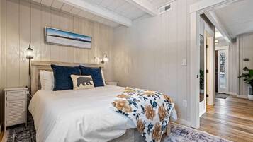 3 Schlafzimmer, Schreibtisch, Bügeleisen/Bügelbrett, Reisekinderbett