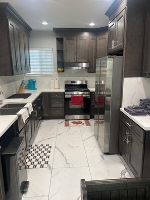 Microwave, oven, stovetop -  New House Disney7mi/LTSaigon.5mi 3Bed 3Bath+Sofa (Midway City)