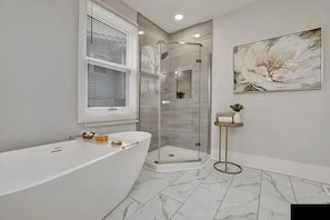 Shower, hair dryer, towels, soap - Optimum - Uptown Oasis (Birmingham)
