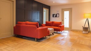 Unclassified image, 4 of 11, button - Housesleeps14-parking-garden-patio-beach (Lahinch)
