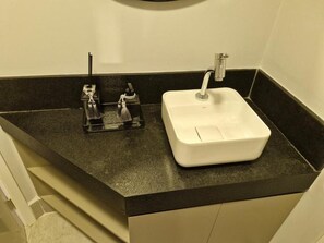 Apartamento | Baño | Ducha, secador de pelo, toallas y papel higiénico