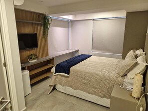 1 habitación, espacio para trabajar con laptop y cortinas blackout 