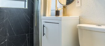 jacuzzi & games + close to dwtn, disney, & parks!