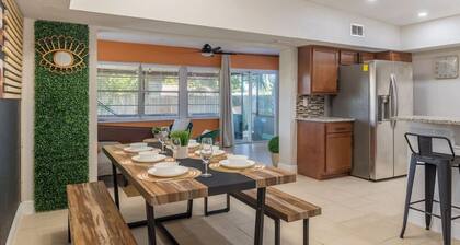 jacuzzi & games + close to dwtn, disney, & parks!