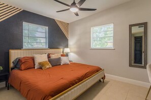 3 soverom, skrivebord, strykejern/-brett og reiseseng for barn