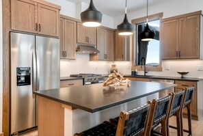 Kylskåp, mikrovågsugn, ugn och spishäll