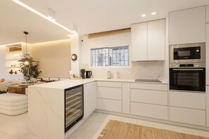 Een koelkast, een magnetron, een oven, een kookplaat
