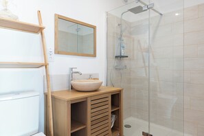 Bruser, hårtørrer, håndklæder, Toiletpapir
