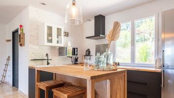 Fridge, microwave, stovetop, dishwasher