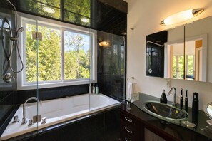 Regadera, secadora de cabello, bidet, toallas 