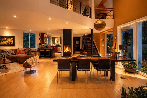 Modern Glass House Near Hunter & Woodstock Fireplace, Views, Pet-Friendly
