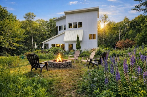 Modern Glass House Near Hunter & Woodstock Fireplace, Views, Pet-Friendly