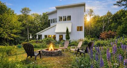 Modern Glass House Near Hunter & Woodstock Fireplace, Views, Pet-Friendly