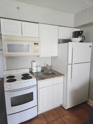 Réfrigérateur, four à micro-ondes, un four, surface de cuisson