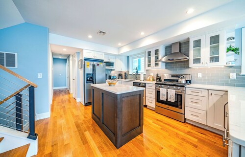 Bayfront 5-Bedroom, 5-Bath Home w/ Modern Comfort