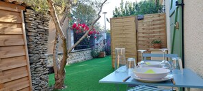 Outdoor dining - Gîte de L'Olivier air-conditioned, garden, free parking, 5 minutes from the center. (L'Isle-sur-la-Sorgue)