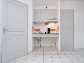 Fridge, microwave, coffee/tea maker, electric kettle