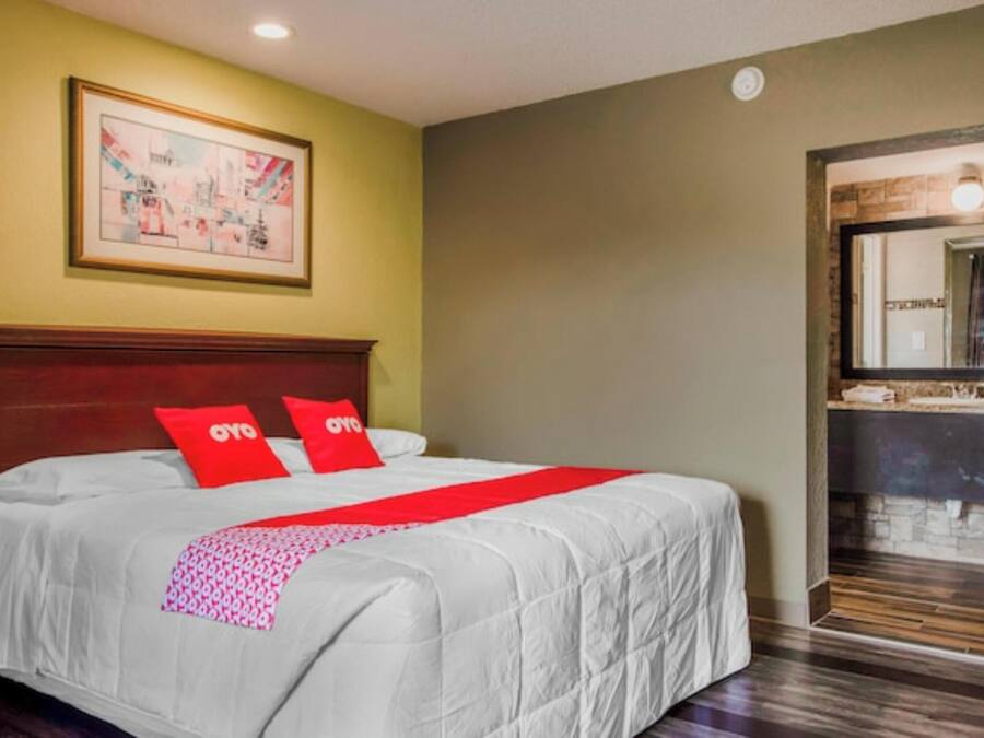 Room, 1 King Bed, Non Smoking | Free WiFi, bed sheets