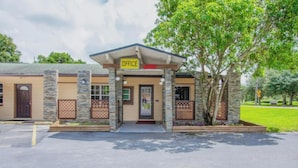 A building with a sign that reads "OFFICE OPEN" at the entrance. - OYO Budget Inn Bartow (Bartow)