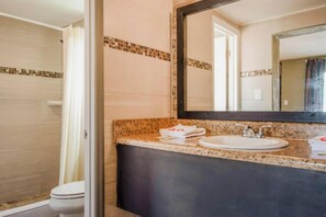 Room, 1 King Bed, Non Smoking | Bathroom | Free toiletries, towels