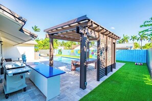 Terrace/patio - Welcome to FORGET~ME~NOT VILLA , a sanctuary to unwind in a pool. (Miami)