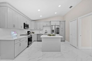 Kjøleskap, mikrobølgeovn, ovn og kokeplater