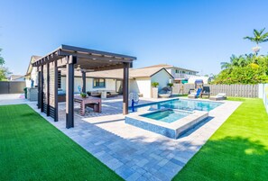 A heated pool - Welcome to FORGET~ME~NOT VILLA , a sanctuary to unwind in a heated pool. (Miami)