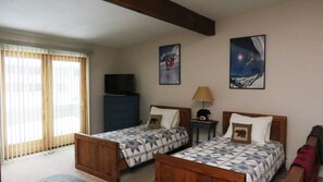 2 bedrooms, iron/ironing board, Internet, bed sheets - Official Seasons RMC Condo 13G - 2 Bedroom + Loft - sleeps 8 - No Fees (Bartlett)