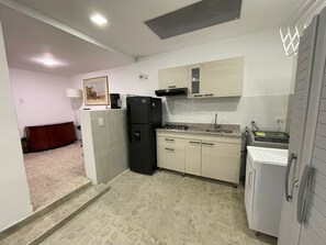 Fridge, microwave, coffee/tea maker, toaster - Box Parkway studio apartment (Bogotá)