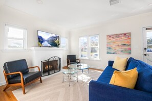 Smart TV, fireplace, offices - 3 Bed Home, A/C, Parking, Big Yard in Heart of SD (San Diego)