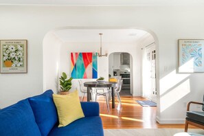 Smart TV, fireplace, offices - 3 Bed Home, A/C, Parking, Big Yard in Heart of SD (San Diego)