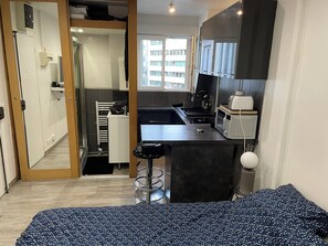 1 bedroom, iron/ironing board, WiFi, bed sheets - Charming Champs-Elysées Studio (Paris)