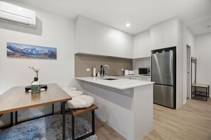 冷蔵庫、電子レンジ、オーブン、コンロ