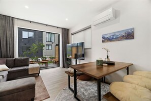 TV - The Coronet Adventure Villa | Three Bedroom (Queenstown)