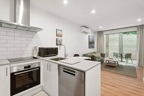 冷蔵庫、電子レンジ、オーブン、コンロ