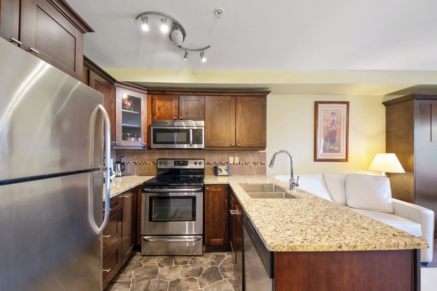 Fridge, microwave, oven, stovetop - Golf Getaway - 203A (Kelowna)