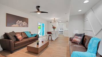 TV connectée, baby-foot, table de tennis de table, livres