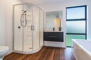 Secador de pelo, toallas