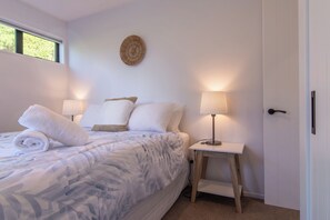 3 bedrooms, iron/ironing board, WiFi, bed sheets - Stunning Views | Contemporary | Escape - KK24113 (Kaikoura)