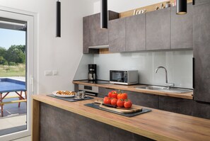 Een koelkast, een magnetron, een oven, een kookplaat